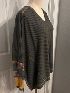 Free People V-Neck Shirt - Black and Brown